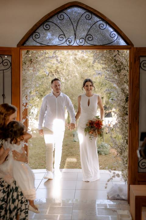 Noivos entrando na capela em casamento intimista'