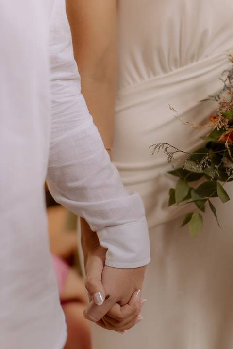 Noivos de mãos dadas'