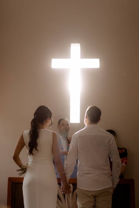 Casamento intimista na capela da chácara da família'