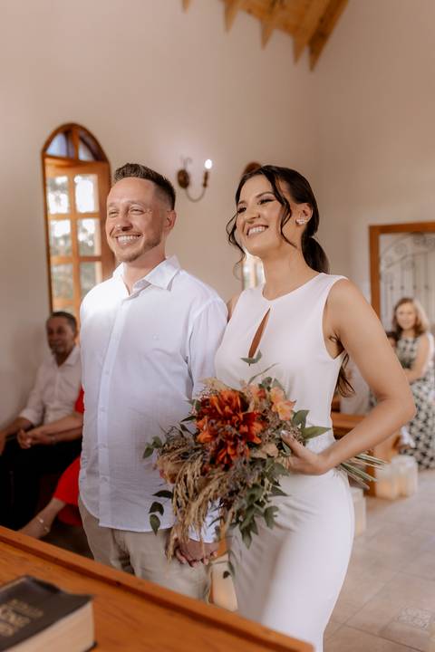 Noivos felizes em casamento de dia '