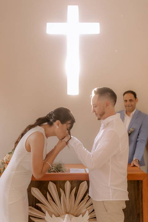 Noiva beijando a mão do seu noivo'