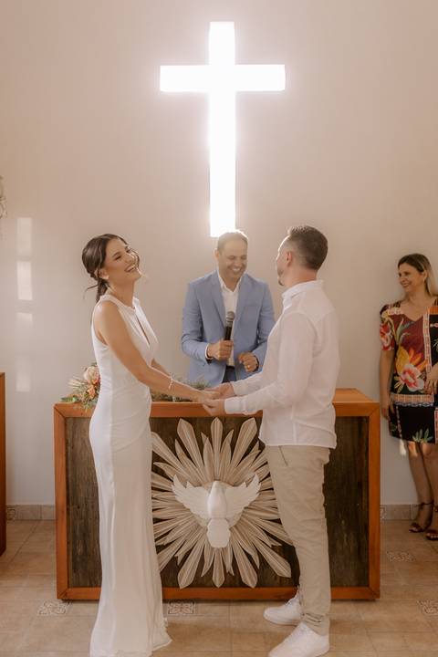 Momento descontraído dos noivos em cerimônia em Cianorte'