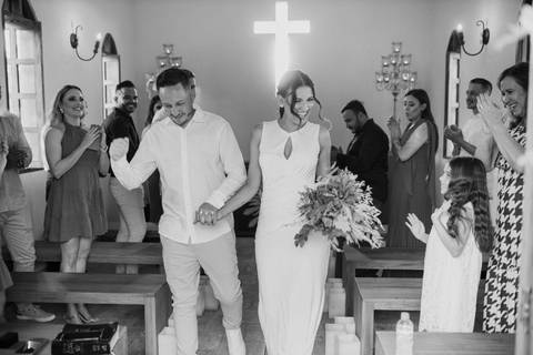 Saída dos noiva em casamento na igreja'