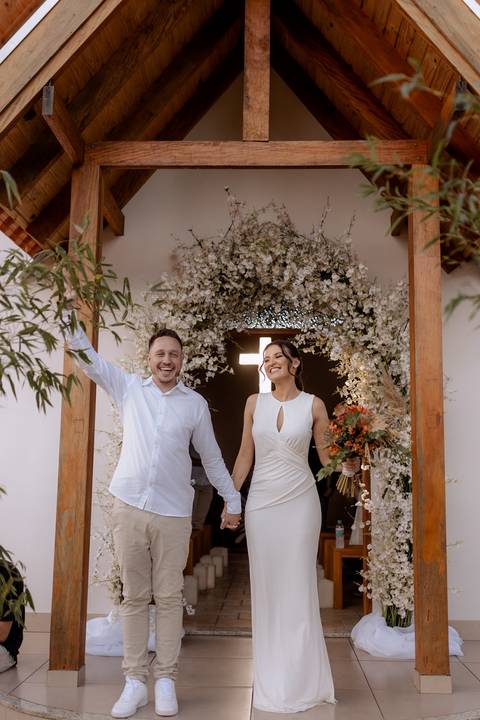 Saída dos noiva em casamento na igreja'