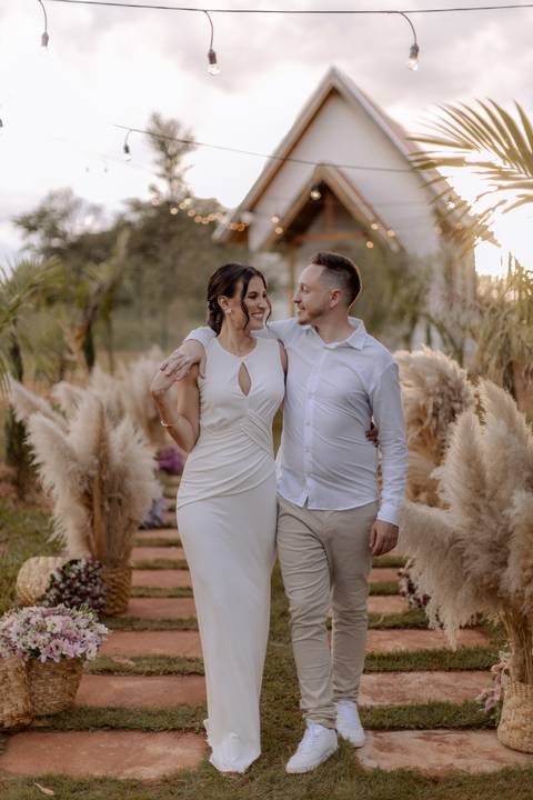 Casal caminhando no campo'