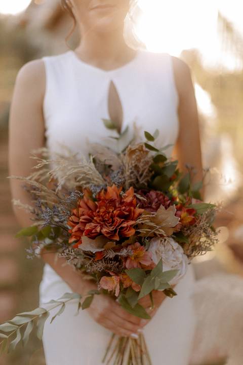Noiva segurando seu buquê de flores secas'