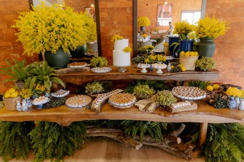 Mesa do bolo flores amarelas e mesa de madeira'