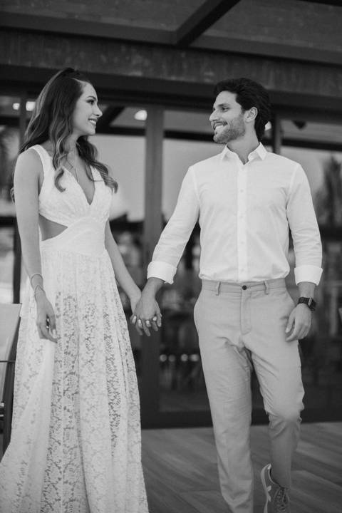 Noivos de mãos dadas em noivado '