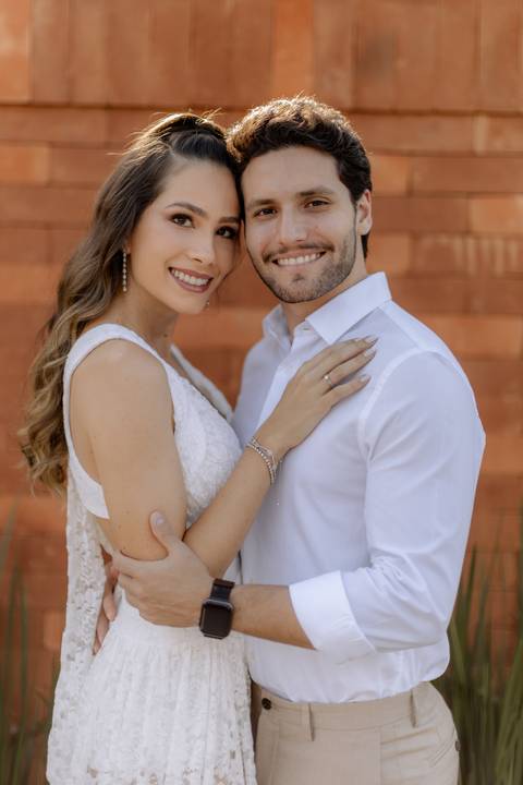 noivos lindos em sua festa de noivado '