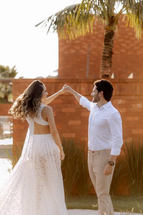 Noivo girando a noiva '