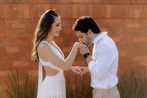 noivo beijando a mão da sua noiva '