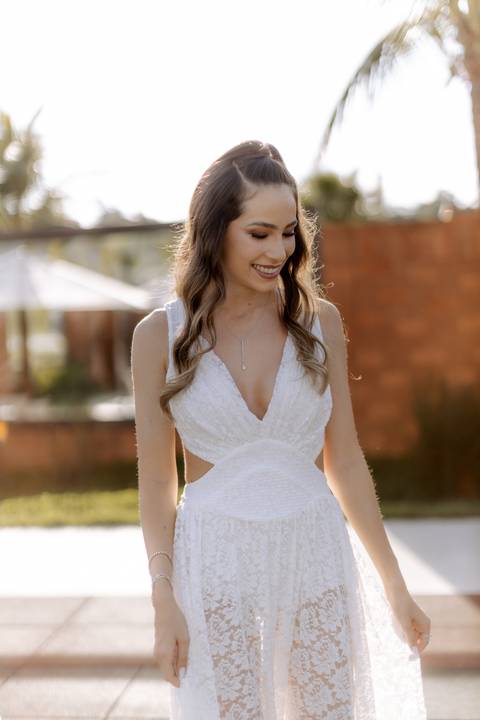 Noiva linda com penteado de trança e cabelo solto '