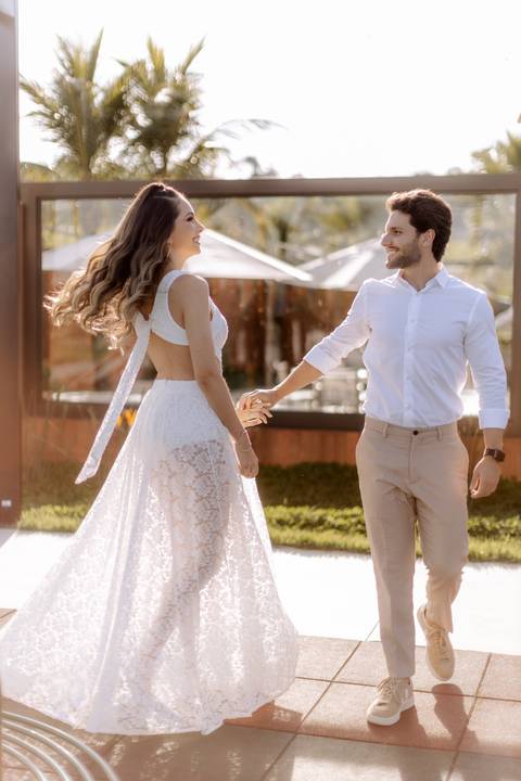 Noivo girando a noiva ao ar livre'