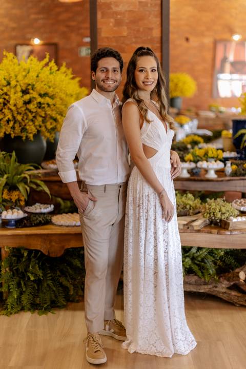 Noivos na mesa do bolo '