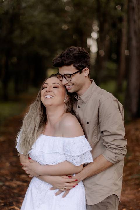 momento descontraído dos noivos em ensaio pré wedding na floresta'