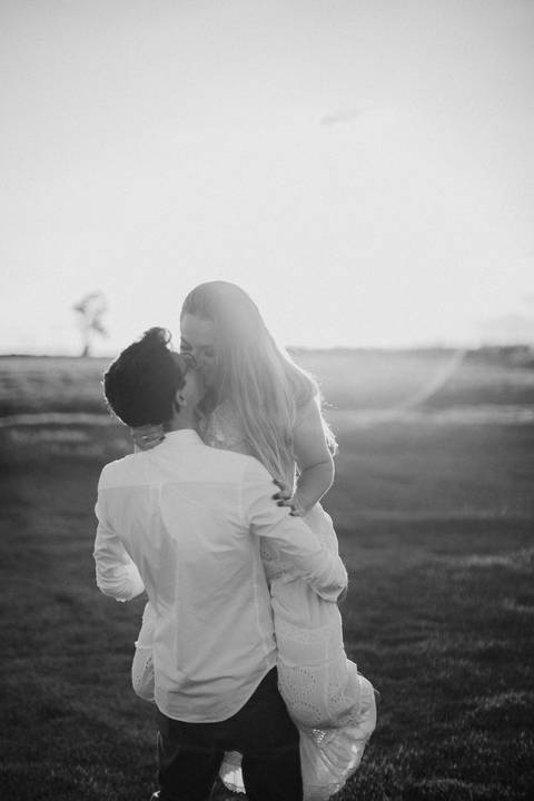 ensaio pré wedding no campo com por do sol'