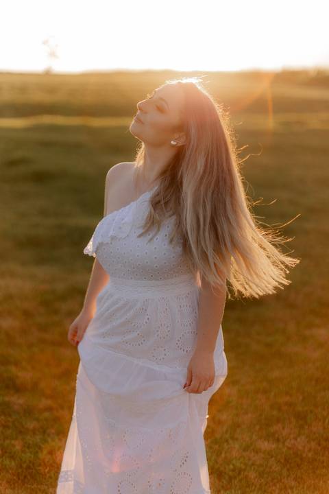 Inspiração de look branco para ensaio feminino no campo'