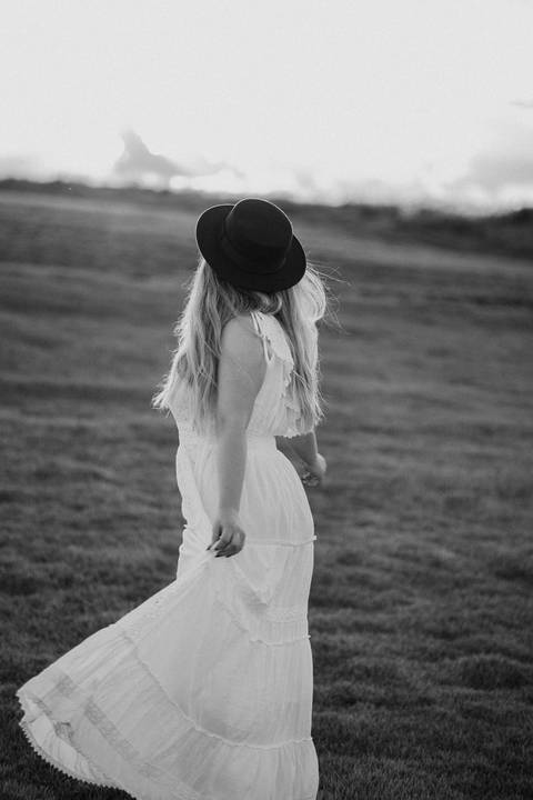 Inspiração de retrato feminino no campo '