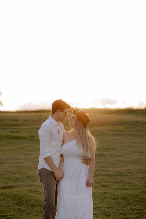 Inspiração de look branco para casal em ensaio pré wedding no campo'