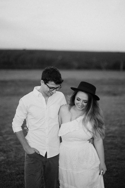 ensaio pré wedding no campo com por do sol'