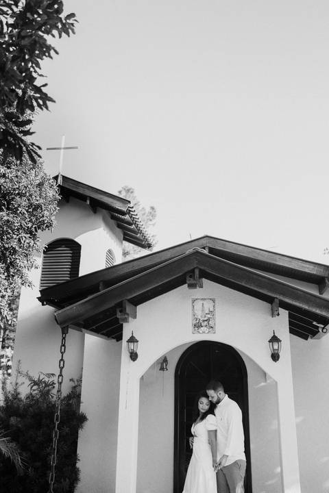 Ensaio Pré Wedding em frente uma capelinha'