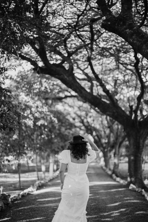 Noiva caminhando em ensaio pré weeding no parana'