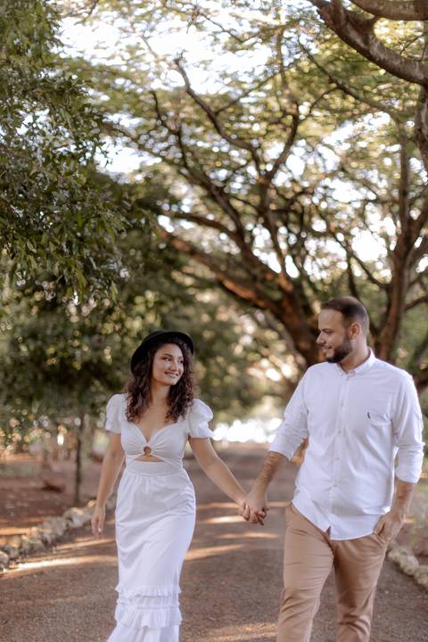 Noivos estilosos em ensaio pré-casamento no Paraná'