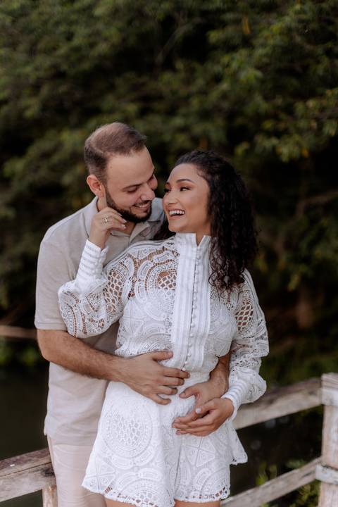 Casal sorrindo em ensaio pré wedding'
