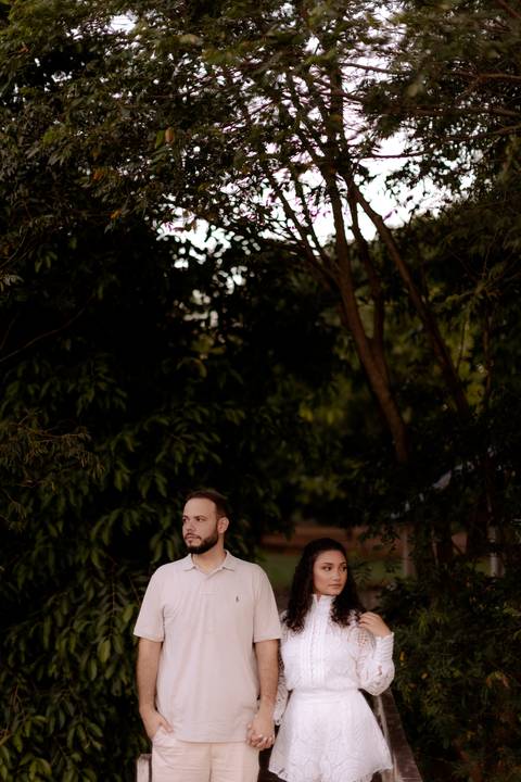 Casal com roupas em ensaio pré wedding ao ar livre'