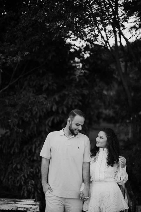 Casal sorrindo em ensaio pré wedding'
