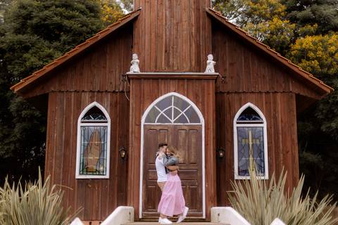 noivo com sua noiva no colo em ensaio de casal em carambeí no paraná'