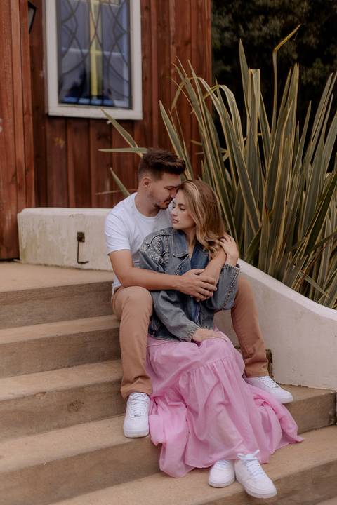 noiva e noivo sentados e apaixonados em ensaio pré wedding em carambeí'