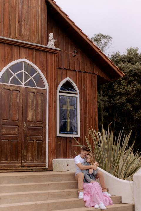 noiva e noivo sentados e apaixonados em ensaio pré wedding em carambeí'