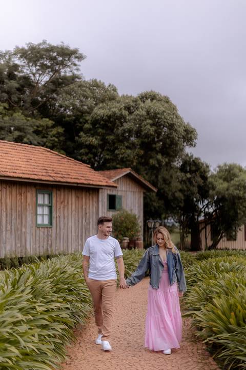 noiva de mãos dadas com seu futuro marido em lindo ensaio de casal'