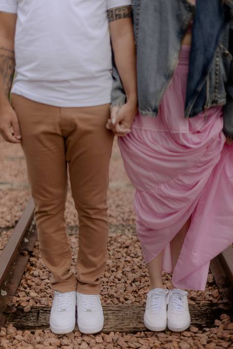 Inspiração de fotos criativas para casais em ensaio externo na linha de trem'