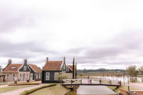 Casal caminhando em incrível parque historio holandês no Brasil, na cidade de Carambeí'