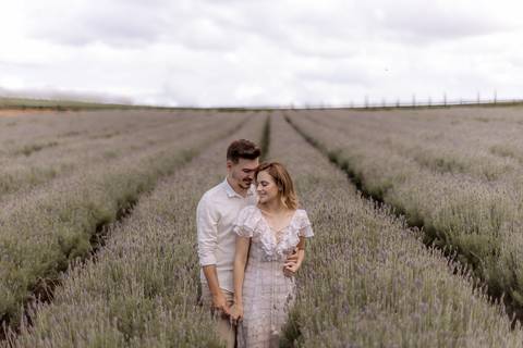 Ensaio pré wedding no lavandario em carambeí'