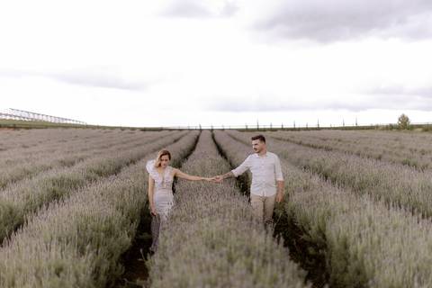 casal caminhando de mãos dados no lavandario'