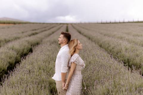 lindas inspirações de roupas cleans para seu ensaio pré wedding ao ar livre'