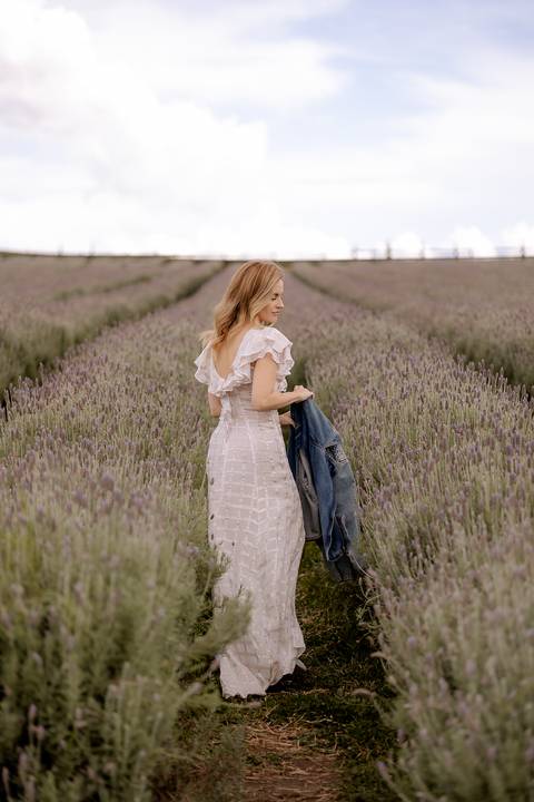 mulher caminhando no lavandario '
