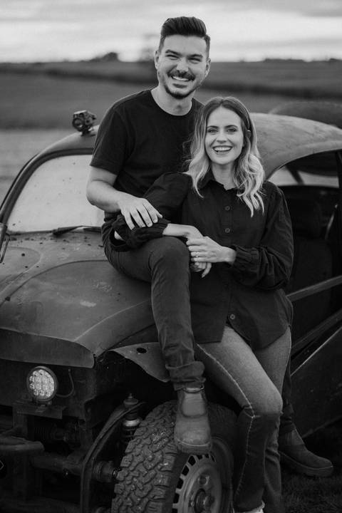 Ensaio de casal criativo com fusca'