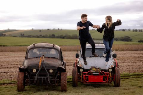 Casal pulando de cima do carro em ensaio pré wedding, fotos criativas'