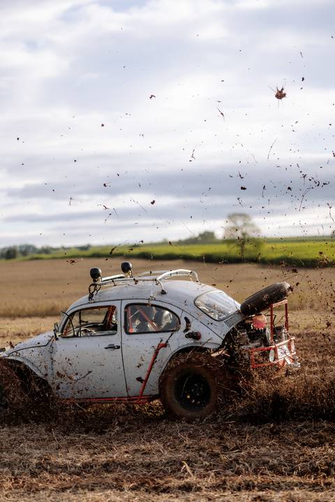 Foto de carro em movimento no campo '