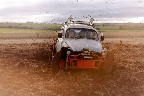 Fotos criativas de casal no carro '