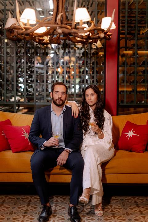 ensaio pré wedding estilo elegante em restaurante frances'