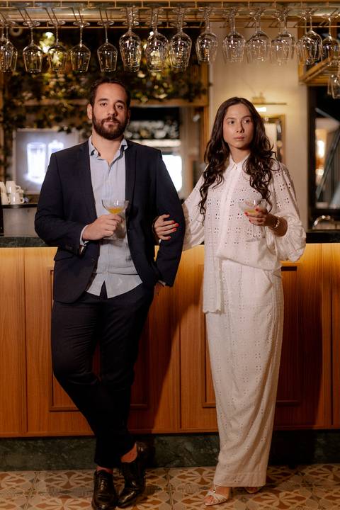 ideia de foto com taças em restaurante '