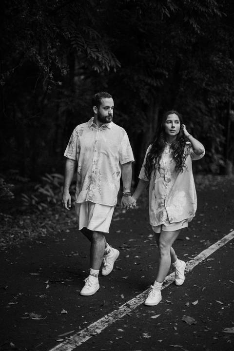 Casal caminhando no parque em ensaio Pré Wedding na Cidade de Maringá'