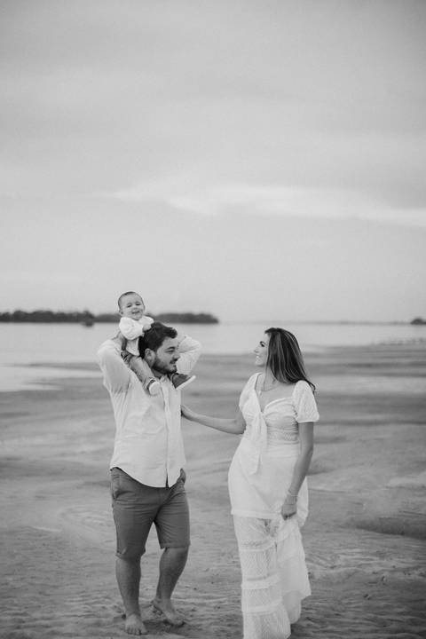 família linda caminha na praia '