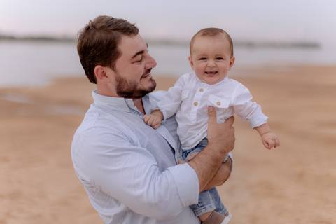 pai com seu filho em ensaio pré wedding '