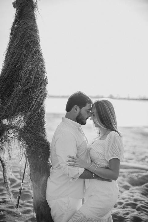 Casal demonstrando amor e carinho em ensaio pré-wedding'
